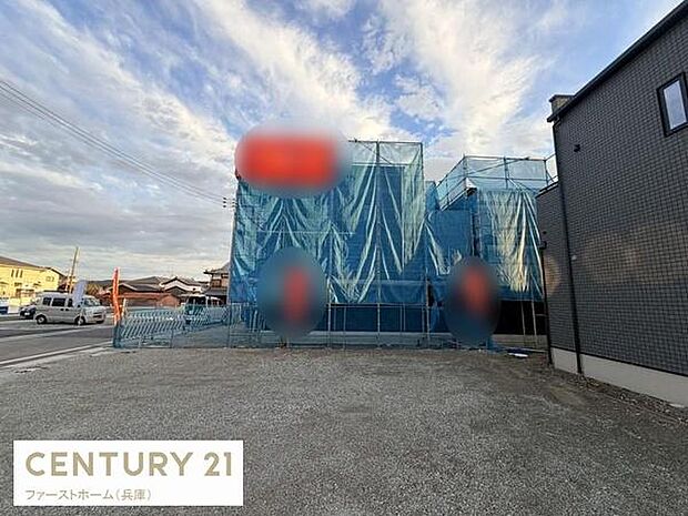 建築中の建物に囲まれた開放感のある前面スペースが特徴です。敷地は広々としており車の出入りもしやすい位置にあります。周辺は落ち着いた住宅街ですぐ近くに道路も整備されています。