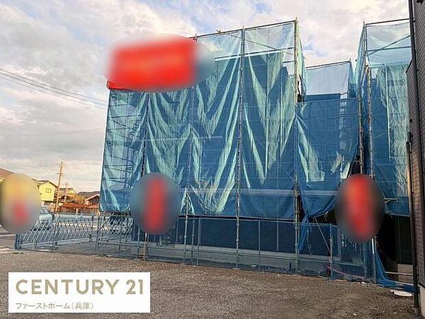 建設中の建物で全体がブルーシートで覆われています。現地の様子が分かりやすく写されており進捗状況が確認できます。敷地内も広々と撮影されていますので周辺環境も把握しやすいです。