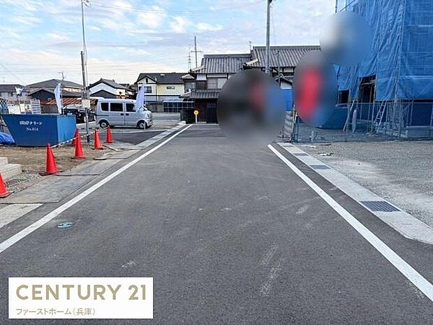 前面道路がしっかり舗装されており車両の出入りもスムーズに行えます。周辺には新しい建物や住宅が建ち並び整然とした街並みとなっています。道路幅もあり車両のすれ違いも余裕をもって行えます。