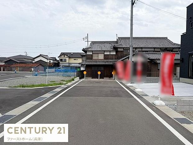 前面道路が広めに整備されているため車の出し入れがしやすい印象です。周辺には落ち着いた住宅が並び静かな環境が感じられます。道路の舗装も新しく清潔感のある雰囲気です。駐車スペースも確保されています。