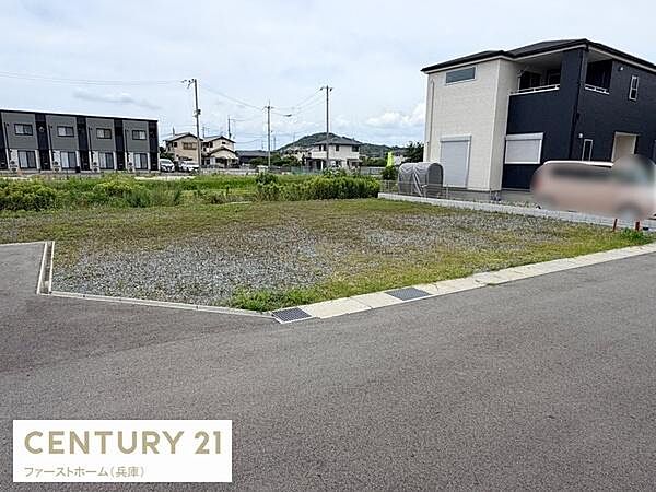 閑静な住宅街に位置する現地土地写真です。道路との接道も良好で周囲には新しい住宅も並んでいます。平坦な敷地で様々な建築プランに対応しやすい形状となっています。