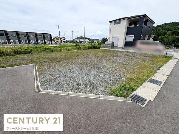 現地土地写真の通り整った区画で計画の立てやすい土地です。周辺は住宅が建ち並び落ち着いた雰囲気が感じられます。前面道路も幅があり車両の出入りがしやすい形状です。周囲の緑も自然を感じさせます。