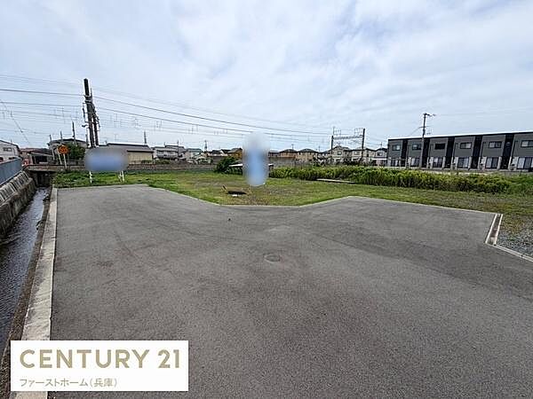 広々とした敷地で周囲には住宅や緑が広がっています。道路に面した場所でアクセスも便利です。落ち着いた住宅地の中に位置しておりゆとりある空間が魅力的です。現地土地写真から周辺環境の様子がわかります。