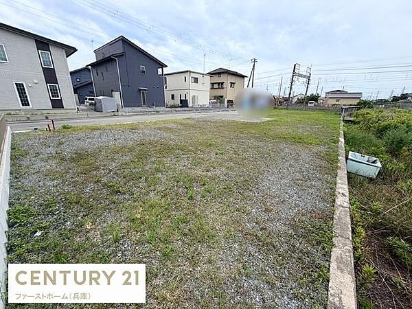現地土地写真から整った形状の敷地が確認できます。周辺には住宅が立ち並び道路へのアクセスも便利です。建築プランの検討がしやすそうな印象です。現地の様子がしっかりと伝わる一枚です。