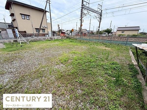 現地土地写真から確認できる広々とした敷地が魅力です。アクセスしやすい道路に面しており開放感があります。周囲には住宅や施設が整っています。通行量も把握しやすい立地です。