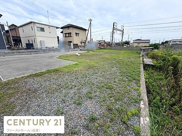 現地土地写真から広々とした敷地が確認できます。周囲は整然とした住宅が立ち並び整地の状態も良好です。周辺は落ち着いた雰囲気で見通しの良い環境が特徴です。角地に近い形状で分かりやすい立地となっています。