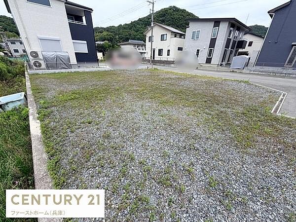 周辺には新しい住宅が立ち並び整備された街並みが広がっています。ゆとりのある土地形状で建築の自由度が高い区画です。日当たりが良好で快適な生活環境が期待できます。接道部分もしっかり確保されています。