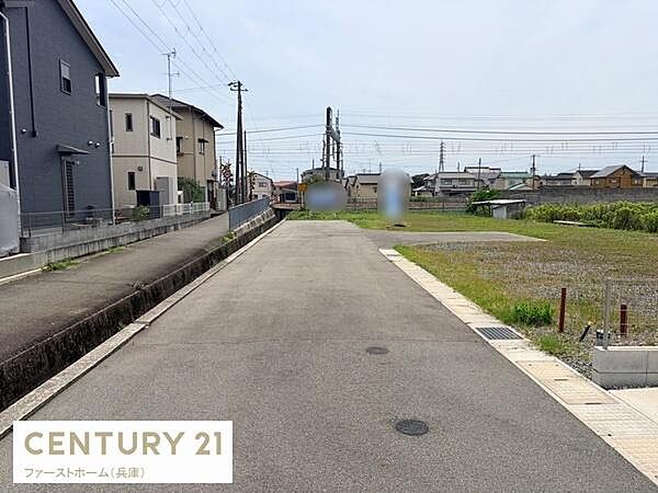 周辺は整った住宅地となっており前面道路も広々としています。道路はフラットで歩きやすく車の通行にも便利です。閑静な街並みが広がるエリアとなっています。前面道路は視界が開けており開放感があります。