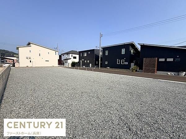 閑静な住宅街に位置する現地土地写真です。南向きで日当たりが期待できます。隣接する道路とのアクセスも便利です。整形地のため使い勝手が良さそうです。開放感のある周辺環境もポイントです。