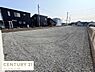 外観：広々とした敷地が魅力の現地土地写真です。周囲には整った街並みが広がり落ち着いた環境が感じられます。道路へのアクセスも便利で日当たりもしっかり確保されています。建築の自由度が高い点もポイントです。
