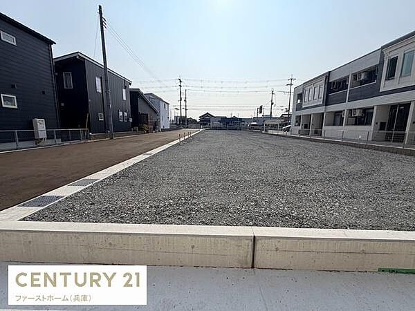 周辺には新しい建物が並び整備された街並みが特徴です。敷地は平坦で工事のしやすさが期待できます。道路も幅広く車両の出入りもスムーズです。現地土地写真から開放感のある環境がうかがえます。