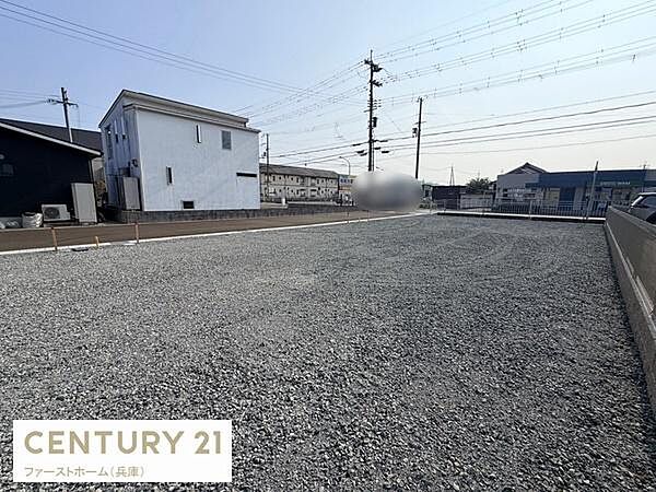 広々とした敷地が特徴でゆとりある印象を与えます。前面道路も整備されており車の出入りもスムーズです。角地に位置しているため開放感があります。周囲は落ち着いた雰囲気です。