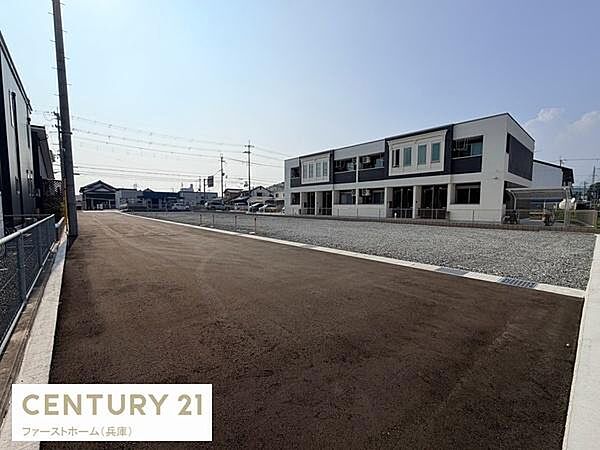 現地からの眺望は広々とした開放感が感じられる景色が広がっています。前面道路もゆとりがあり建物の配置も整っています。周囲の環境がすっきりとしており視界を遮るものが少ない印象です。