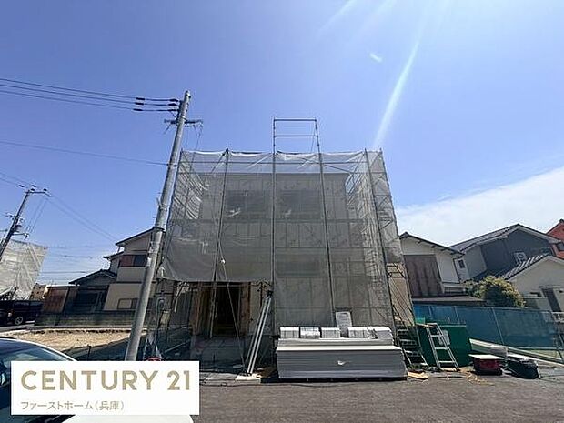 現地は清潔感のある前面道路に面しており周囲には住宅が立ち並んでいます。工事中の新築物件ならではの雰囲気があり開放感が感じられる立地です。晴天時の景観も魅力の一つです。