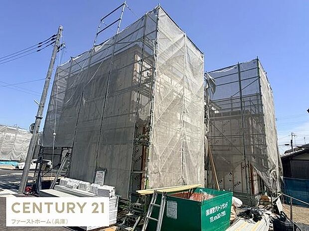 建築中の新築物件でこれから自分好みの空間を作ることができます。周辺には広々とした道路が整備されています。明るい日差しがしっかりと差し込んでいます。工事の進捗が丁寧に進められています。