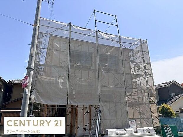 現地からの眺望をしっかりとご確認いただける一枚です。周囲には落ち着いた住宅が建ち並びすっきりとした景色が広がっています。建築中の様子をご覧いただけるため完成後のイメージもしやすい写真です。