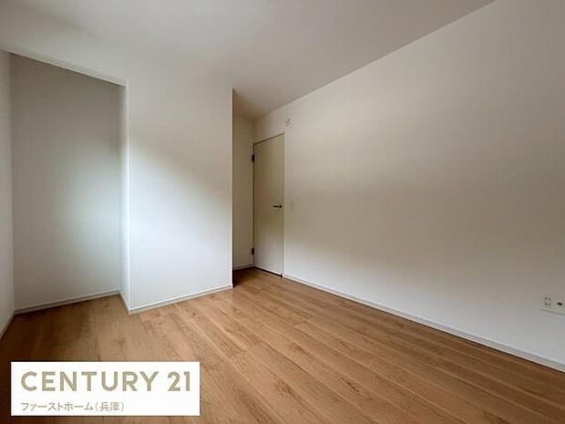 ナチュラルな木目調の床が特徴的な子供部屋です。シンプルな内装で家具の配置もしやすくお手入れもしやすい空間です。収納スペースも確保されておりすっきりとした印象です。