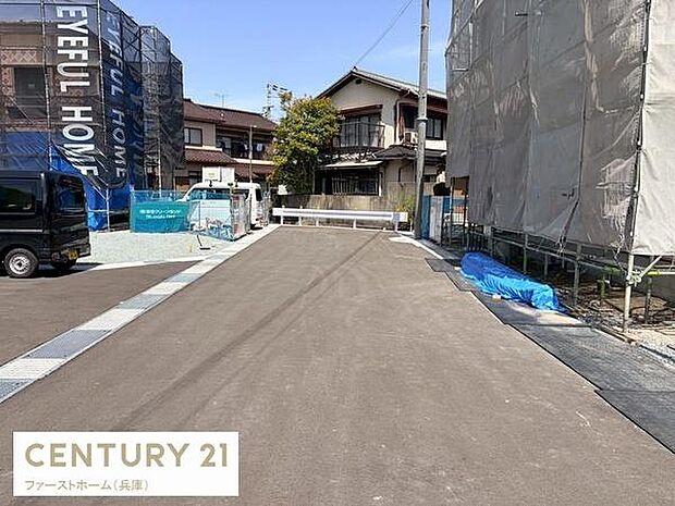 前面道路が広々としており車の出し入れもスムーズに行えます。周辺は整理され現地の様子がよく分かります。建築中物件が複数あり新しい街並みが形成されています。住宅街の落ち着いた環境もポイントです。