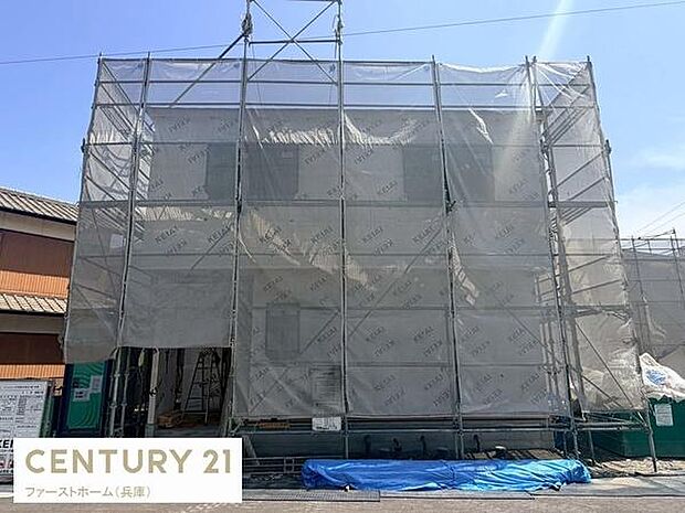 建築中の状態を確認できる貴重な写真です。工事の進捗が分かりやすく外観の様子も伝わります。現場の安全管理にも配慮されています。住まいの完成が楽しみになる一枚です。外壁や足場の設置状況も見どころです。