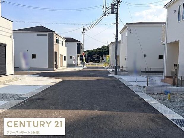 前面道路がすっきりと整備されていて車の出入りがしやすい環境です。道幅も広く周辺の住宅も新しい印象を受けます。敷地へのアクセスもスムーズで視界も開けています。