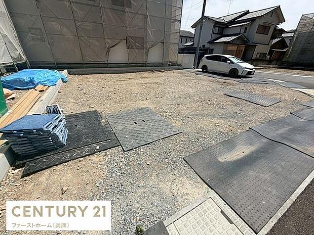 敷地が広く駐車や作業スペースとして活用しやすい土地です。角地のため車の出入りもスムーズです。資材置き場などにも使える柔軟な活用が可能です。日当たりも良好です。