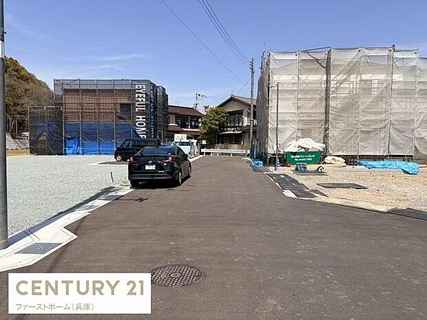 前面道路が広く車の出入りがしやすい環境です。周辺は整備中で今後の発展が期待されます。落ち着いた住宅街に位置しており住みやすさに配慮されています。道路の舗装もきれいで快適な通行が可能です。