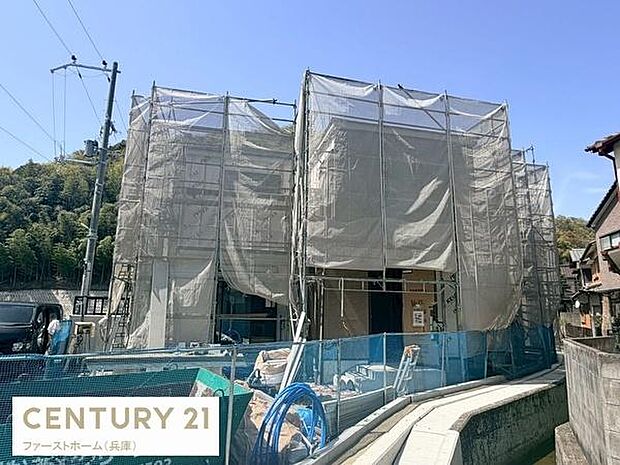 建築中の物件で新しい住まいを検討中の方におすすめです。周囲は緑が多く開放感があります。広々とした敷地で好みのプランにアレンジが可能です。前面道路も整備されています。