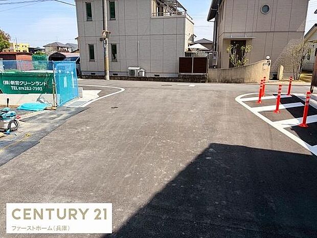 前面道路が広々としており車の出入りがしやすい環境です。舗装状態も良好で日当たりにも恵まれています。周囲には住宅が立ち並び落ち着いた雰囲気が感じられます。生活利便性を感じられる立地です。