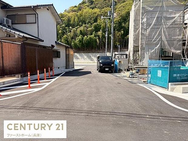 前面道路は舗装され清潔感のある印象です。落ち着いた雰囲気の住宅街が広がっています。道路幅も確保されていて車両の出入りがしやすくなっています。周囲には緑が多く自然を感じられる環境です。