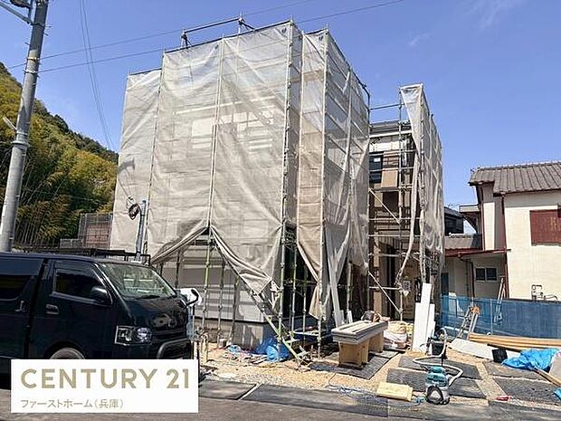 現地からの眺望をご確認いただけます。建築中の現地の様子がわかりやすい写真です。周辺環境や道路の広さもご覧いただけます。足場が設置されており安全面にも配慮されています。