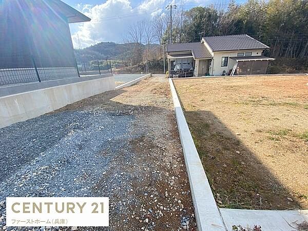 開放感のある現地土地写真です。区画がきれいに整備されており建築プランも検討しやすい環境です。周辺に自然が多く穏やかな雰囲気を感じられます。建物の配置計画も立てやすいスペースです。