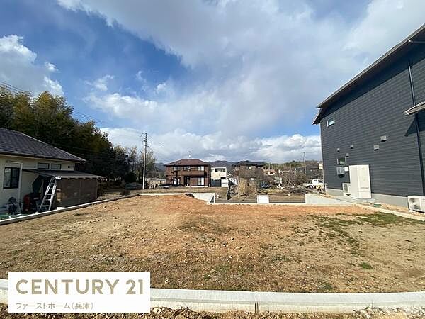 開放感のある現地土地写真です。周辺には住宅が立ち並び住環境が整ったエリアです。土地形状がわかりやすい写真で建築計画にも役立ちます。前面道路も確認できアクセスしやすい立地となっております。