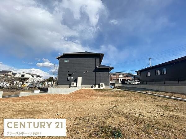 広々とした敷地が広がり開放感のある現地土地写真です。周辺には住宅が建ち並び日当たりも期待できます。整った地形が印象的で建築プランの幅も広がります。落ち着いた住環境をお探しの方におすすめです。