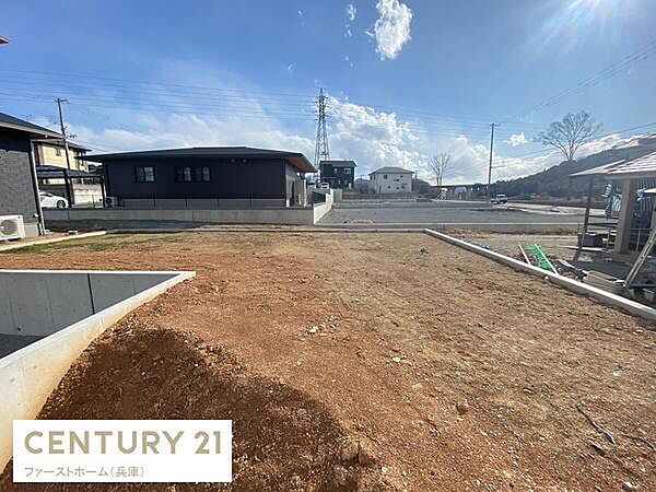 日当たりの良い土地で開放感があります。道路に面していてアクセスしやすい立地です。周囲には新しい住宅が並び整備された印象です。角地で建築の自由度も感じられます。