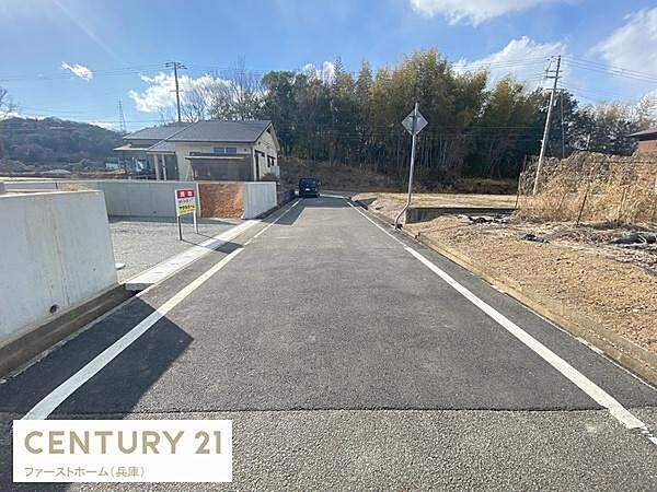 前面道路は幅が広く車の通行や駐車がしやすい環境です。周囲には緑が多く見通しの良い道路が続いています。現地は開放感があり車の出入りにも困りません。道路沿いの整備も行き届いています。