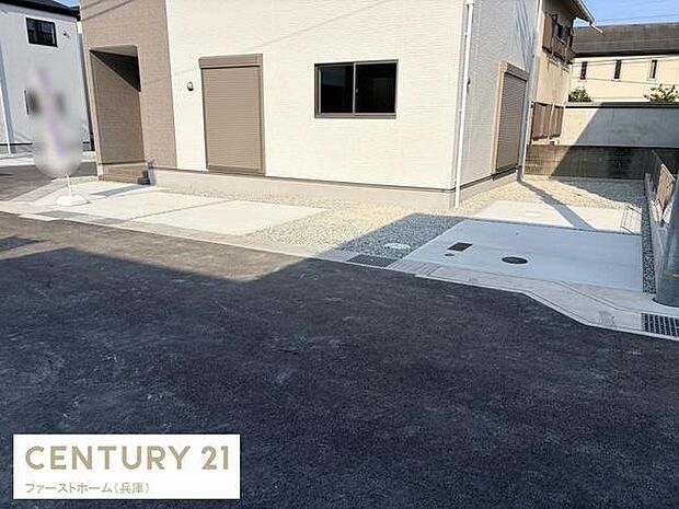 広々とした駐車場スペースが確保されており車の出し入れもスムーズに行えます。建物と隣接しているため移動もとても便利です。コンクリートで整備されておりメンテナンスも簡単です。