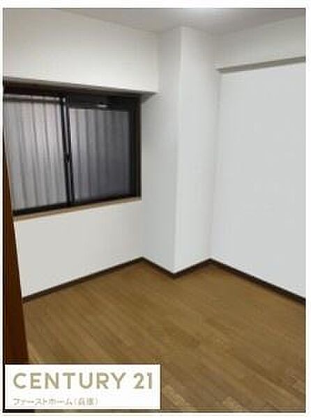 シンプルな内装で自由にレイアウトが楽しめる寝室です。窓付きで採光も確保されています。床は木目調で落ち着いた雰囲気を演出します。清潔感のある空間で収納プランも考えやすい設計です。