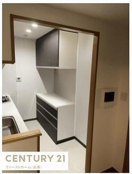 壁面を利用した収納が設置されています。上下に分かれた収納スペースが使いやすい印象です。シンプルなデザインで空間になじみやすいです。収納力が確保されている点も特徴です。