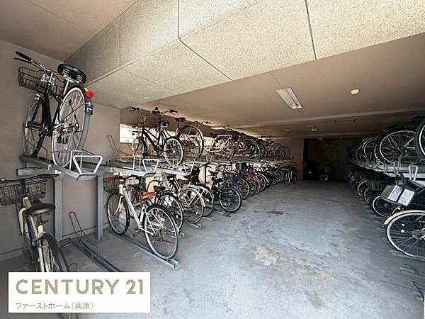 敷地内に設置された自転車置き場が広々としたスペースを確保しています。複数台の自転車を安心して停められます。ラック式のため整然と管理しやすいです。屋根付きで天候の影響も軽減されています。