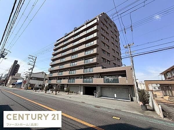 シンプルな外観が特徴のマンションです。大通りに面しており周辺環境も整っています。バルコニー付きの住戸が多く日当たりが期待できます。共用部も清潔に保たれています。エントランス周辺もすっきりとしています。