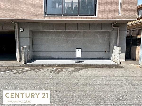 敷地内に位置する駐車場は車の出し入れがしやすい設計です。建物のすぐそばのため利便性が高いです。雨の日もスムーズに利用できます。敷地内で安心してご利用いただけます。広々としたスペースで駐車も簡単です。