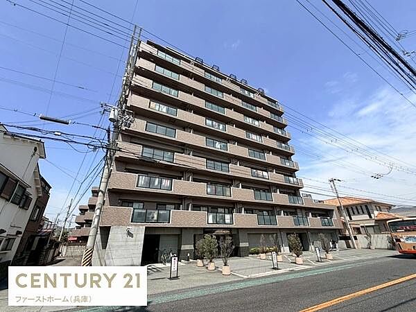 堂々とした外観が目を引く現代的なデザインのマンションです。バルコニー付きで全体的に明るい印象が特徴です。建物のエントランスには植栽が配置されすっきりとした印象が与えられています。