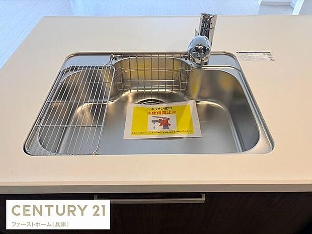 ステンレス製のシンクが採用されておりお手入れのしやすさが魅力です。水栓もシンプルで扱いやすいデザインです。シンク上には水切り用のラックが設置されています。