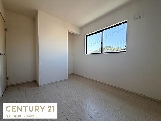 明るい日差しが差し込む子供部屋です。シンプルな内装で空間を有効活用できます。収納スペースも備わっており整理整頓に便利です。窓から景色を眺めることができます。快適な空間で様々なレイアウトが可能です。