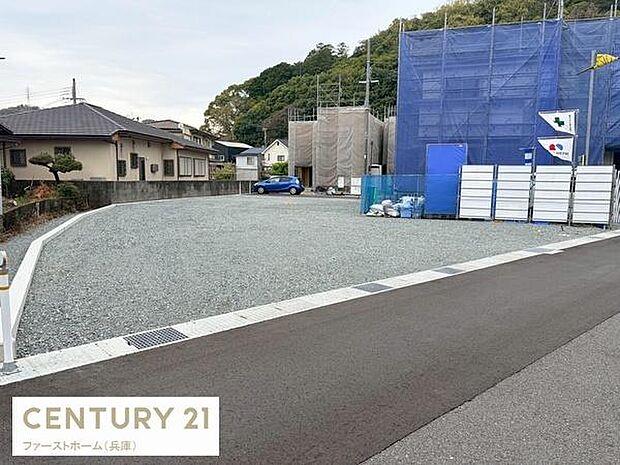 広々とした駐車場が確保されています。敷地内は舗装済みで車の出し入れもスムーズに行えます。道路と隣接しているためアクセスも便利です。周囲に建物や緑が広がり静かな環境です。物件の利便性を高める駐車場です。