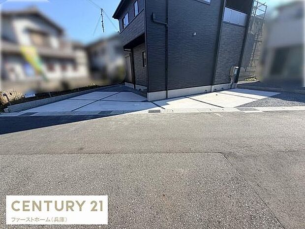 建物に面した駐車スペースが広く確保されており車の出し入れがしやすい設計です。舗装が施されていてメンテナンスも簡単です。周囲との境界も明確で安心してご利用いただけます。
