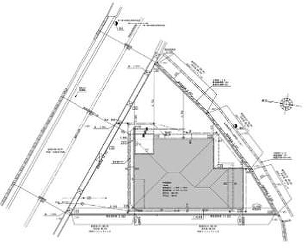 道路に囲まれた特徴的な区画形状が印象的です。建物配置と敷地の関係が見やすく表現されています。敷地全体の広さや道路幅員など区画図で確認しやすい内容です。多様な設計プランを検討しやすい区画図です。