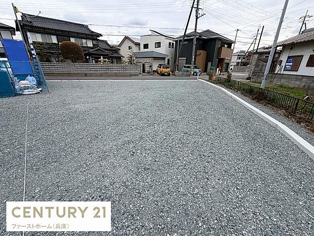 整形された土地が広がり開放感のある空間を感じられます。周囲は落ち着いた住宅街で整備された道も魅力的です。前面道路も広く交通の便が整っています。現地の状況が一目で確認できます。
