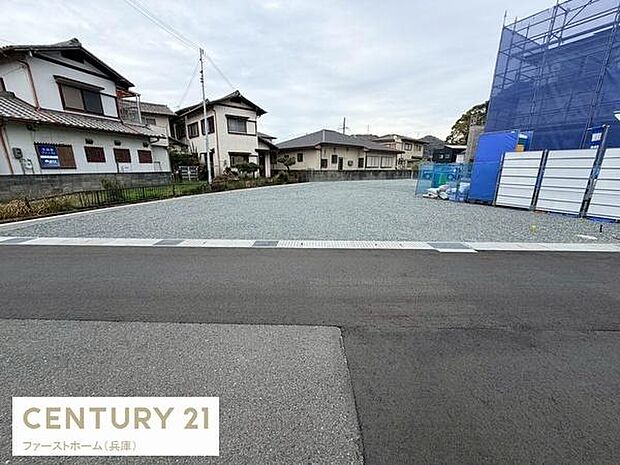 現地からの眺望は周囲に建物が整然と並び落ち着いた街並みが広がっています。前面道路は幅も十分で車の出入りもゆとりがあります。土地はフラットな状態で建築計画も立てやすい環境です。