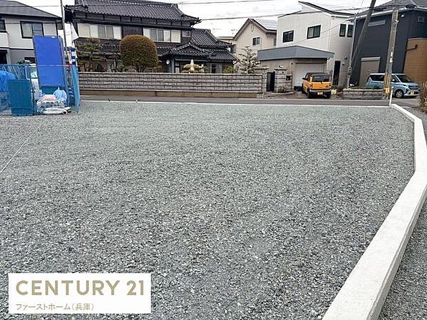 整地された敷地が広がっており建築計画にも柔軟に対応しやすい印象です。周囲には住宅が立ち並び落ち着いた住環境が期待できます。前面道路が広く車の出入りもスムーズに行えます。整った土地の形状が魅力的です。
